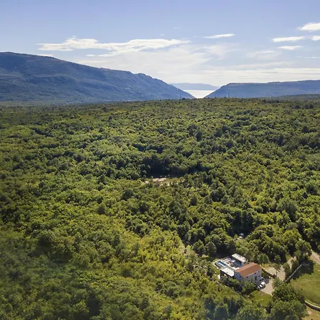 Mons Caldera For 10 People With 40 M2 Infinity Heated Pool & Kids Playground