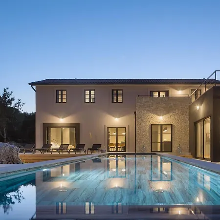 Mons Caldera For 10 People With 40 M2 Infinity Heated Pool & Kids Playground *